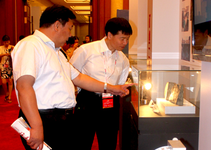 參會嘉賓對隆基展出的礦樣進行探討交流 參會嘉賓對隆基展出的礦樣進行探討交流