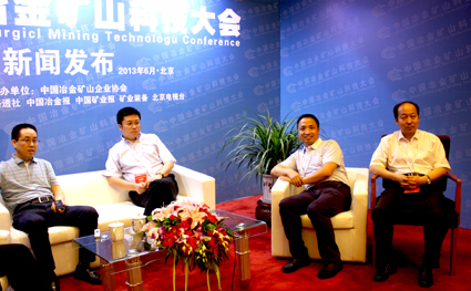 隆基總經理趙能平在新聞發布會上接受采訪 隆基總經理趙能平在新聞發布會上接受采訪